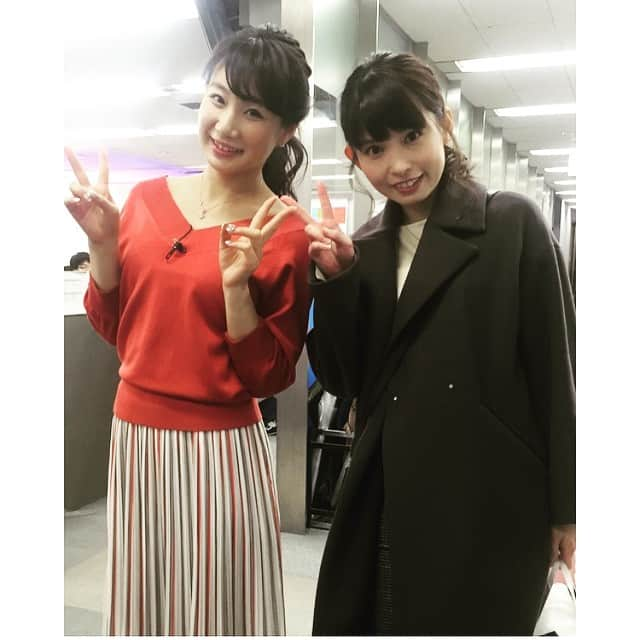 島津久美子さんのインスタグラム写真 - (島津久美子Instagram)「今日はみくみ天気でした👭🔅* * 偶然にもお互い赤系の衣装にポニーテールと、双子コーデのようでした😂💕 * #きょうのいちまい #みくみ #くみく #同盟 #ピース #ポニーテール #今日の衣装は #赤系 #クリスマス近いからかな #お天気お姉さん #気象予報士 #中村美公 #大好きなお姉ちゃん的存在 #みくちゃん #元気をもらえた #感謝💕 #早く遊びたい #話しがとまらない #👭 #tbsnews #newscaster #weathercaster」12月21日 0時22分 - kumiko_shimazu