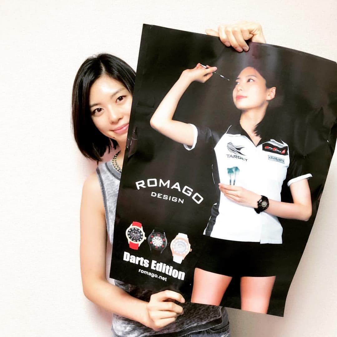 田渕亜季さんのインスタグラム写真 - (田渕亜季Instagram)「、 私の腕時計のポスター ロマゴデザイン💕  販売開始！とてもレアです！ 、 、 #targetdarts #teamtarget #darts  #ダーツプレイヤー  #アクセフベルガード  #romago #ロマゴ」12月21日 0時50分 - akitabuchi.official