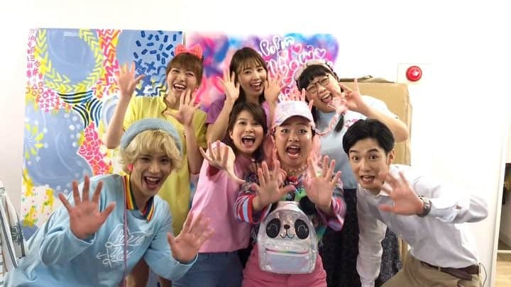 日本テレビ「プリティが多すぎる」のインスタグラム：「#プリティが多すぎる 🌈 本日‼️12/20(木)25:59～最終回🌸🌼 Huluでも配信中🍭 . 最終回の放送がいよいよ目前に迫ってまいりました😭📺寂しや寂しや…💦 そんなこんなで(❓)スペシャルな告知動画もアップしちゃいます❣️🎥 動画1つ撮るだけでも愉快さが止まらない、愛すべきプリティメンバー😂✨ . #美麗の導きにより突如始まる電車ごっこ #謎展開 #戸惑いながらもすぐに乗っかる大人達の適応力 #なんという臨機応変さ #りっちゃんは美麗のほっぺたがお気に入りの模様 #ユーモアが多すぎる #みんなの笑顔が最高プリティ #千葉雄大 #佐津川愛美 #小林きな子 #矢島舞美 #池端レイナ #黒羽麻璃央 #森山あすか」