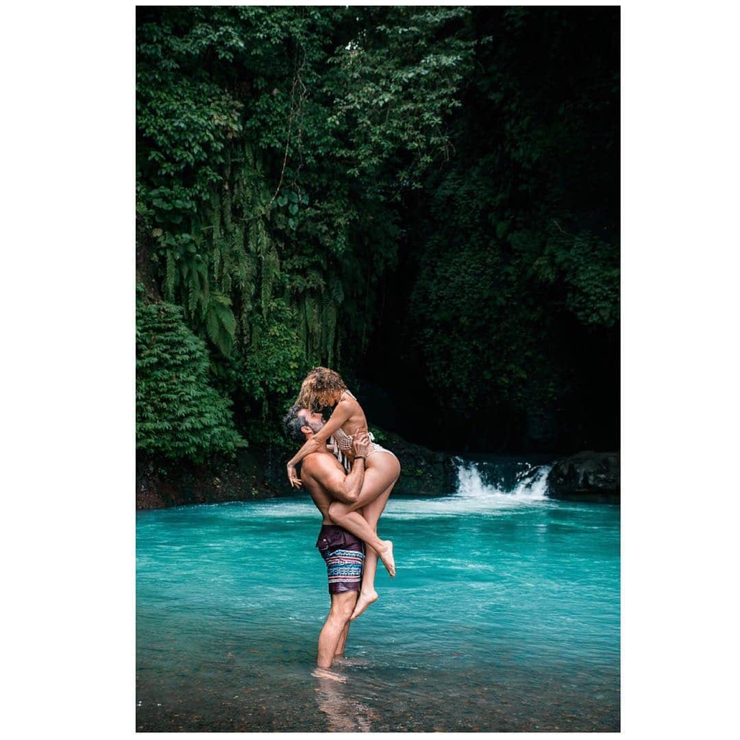 シャンテル・ヴァンサンテンさんのインスタグラム写真 - (シャンテル・ヴァンサンテンInstagram)「Exactly one year ago today. The most magical moment in a remote blue lagoon. I love making memories and going on adventures with you boo bear! Also glad your strong enough to hold me up when I’m slippery! Thanks to @sashajuliard for capturing this one! #tbt」12月21日 1時05分 - therealshantel