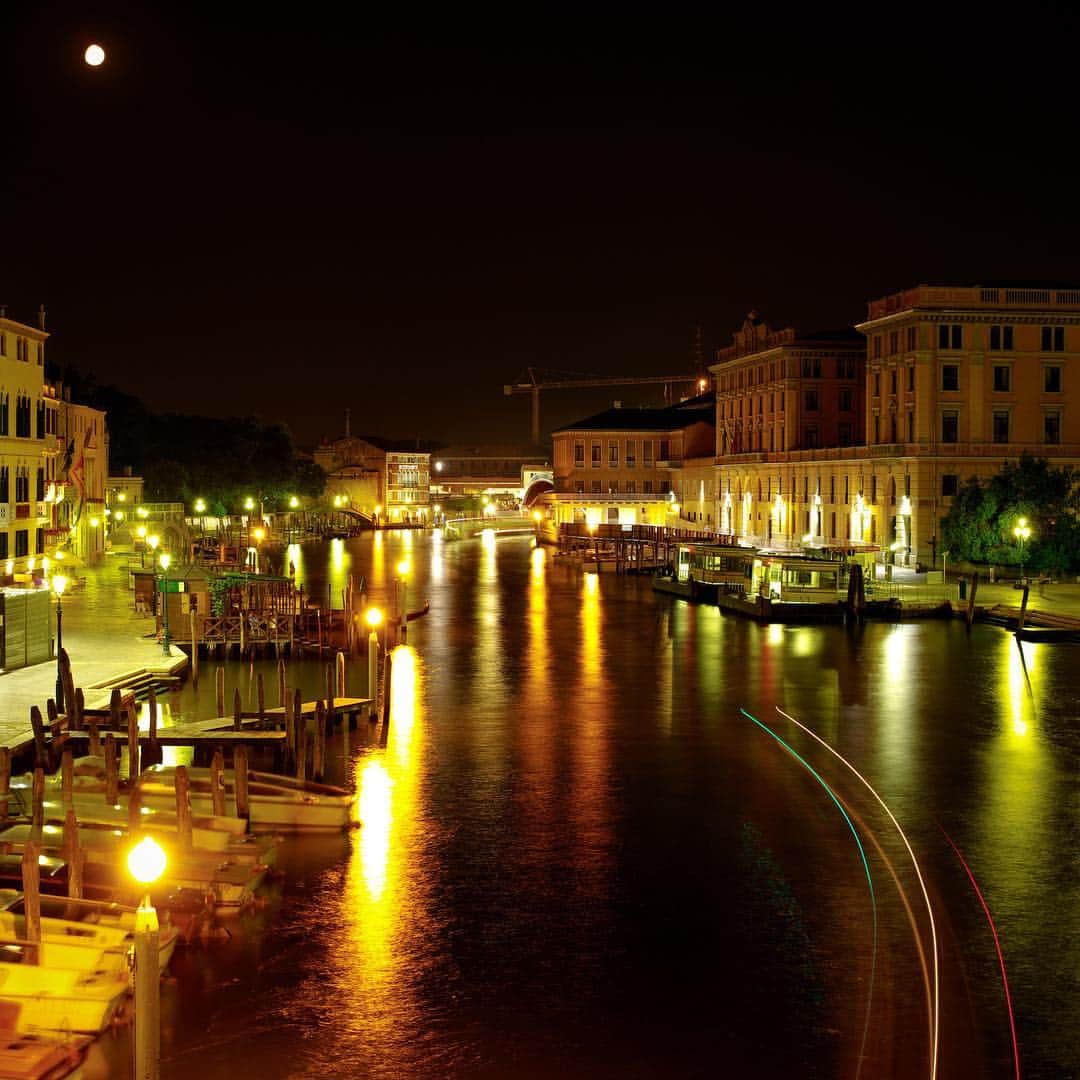 のインスタグラム：「#venice #italy #nightandday」