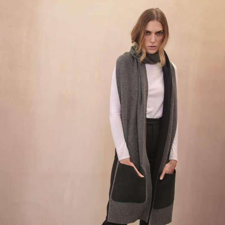 Johnstonsさんのインスタグラム写真 - (JohnstonsInstagram)「Our granite long cashmere scarf with faux suede pockets. Add effortless style points to your winter wardrobe.  #scarf #cashmere #winter #winterwardrobe #style」12月21日 2時05分 - johnstonsofelgin