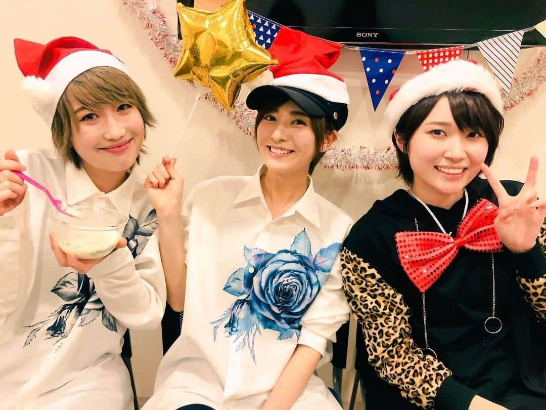 THE HOOPERSのインスタグラム：「#SHOWROOM 『つばさ師匠独演会１周年！クリスマス忘年会SP』ありがとうございました🌹  12/22(土)柏PALOOZA「FANTASIC SHOW〜クリスマス大感謝祭SP〜」１部のand more??はつばさ&星波の"〜そっと添えて〜"に決定✨ 噂のユニットがこの日限りのオンステージ🍮♬ 次回は1/17(木)最終回‼️」