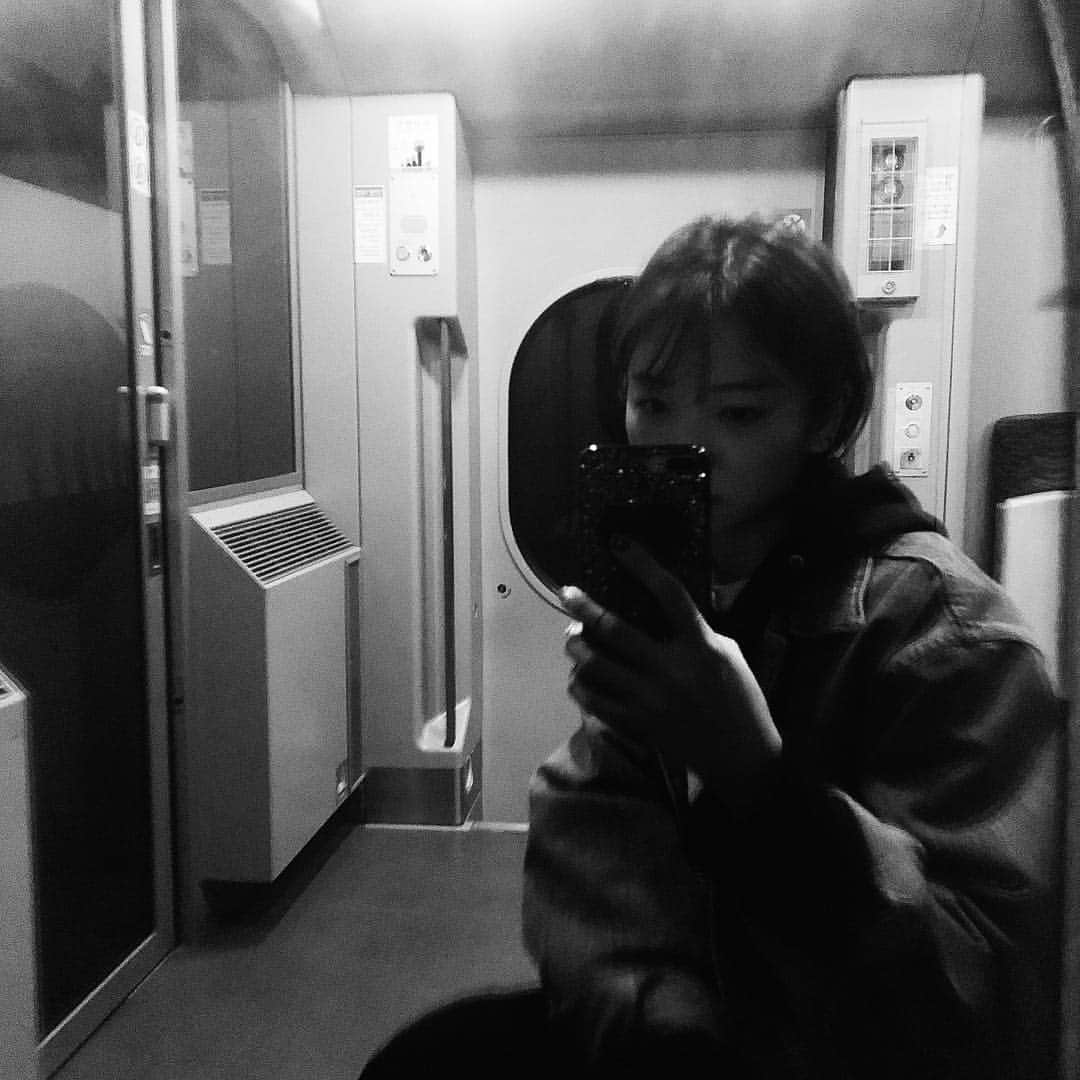 アン・ジヒョンさんのインスタグラム写真 - (アン・ジヒョンInstagram)「To서울 지쳐버려따」12月21日 14時52分 - a_iorly