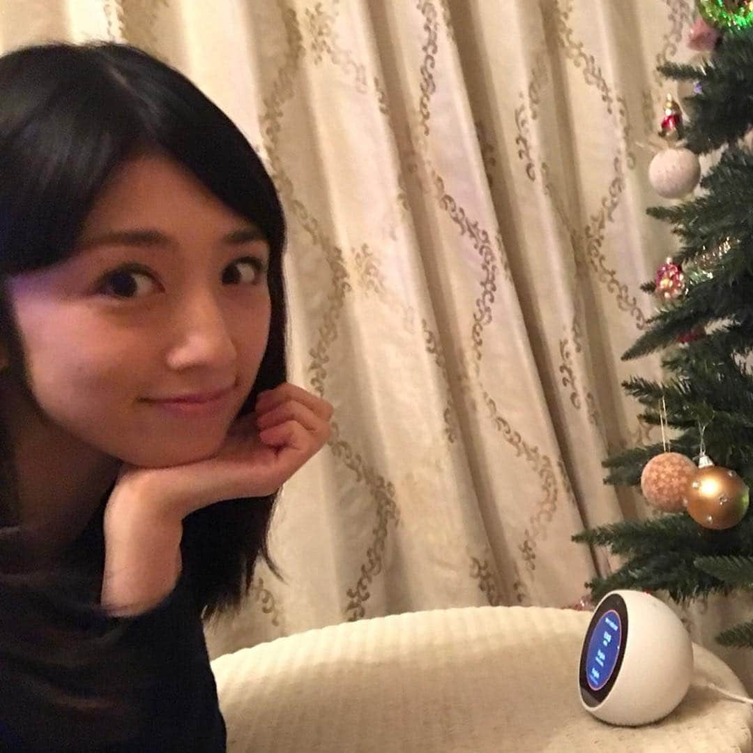 小倉優子さんのインスタグラム写真 - (小倉優子Instagram)「一家に一台オススメの Amazon Echoシリーズの「Amazon Echo Spot」 です💓 以前ご紹介した人工知能＜Alexa＞を搭載した音声認識スピーカーです❗❗ 「アレクサ！」と呼びかけると、色々なことに答えてくれるので、子供達とついつい話しかけちゃいます笑 Amazon Echo Spotはカメラが付いているので、ビデオ通話ができたり、外出先からおうちの様子を確認することも出来るんです❗❗ 楽しく遊べるスキルも沢山あって、設定も簡単ですし✨✨ コンパクトで可愛くてとっても頼りになる「Alexa」😊 みなさんも是非体験してください😆❗❗ #AmazonEcho  #アマゾンエコー  #Alexa  #アレクサ  #PR 詳しくはこちらをどうぞ⇒‭https://amzn.to/2zgmKUW」12月21日 15時17分 - ogura_yuko_0826