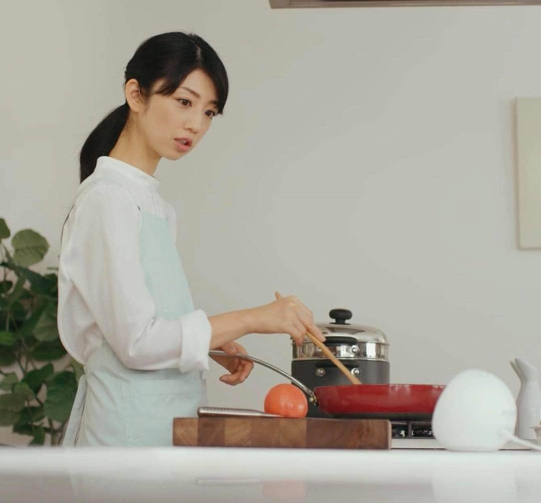 小倉優子さんのインスタグラム写真 - (小倉優子Instagram)「一家に一台オススメの Amazon Echoシリーズの「Amazon Echo Spot」 です💓 以前ご紹介した人工知能＜Alexa＞を搭載した音声認識スピーカーです❗❗ 「アレクサ！」と呼びかけると、色々なことに答えてくれるので、子供達とついつい話しかけちゃいます笑 Amazon Echo Spotはカメラが付いているので、ビデオ通話ができたり、外出先からおうちの様子を確認することも出来るんです❗❗ 楽しく遊べるスキルも沢山あって、設定も簡単ですし✨✨ コンパクトで可愛くてとっても頼りになる「Alexa」😊 みなさんも是非体験してください😆❗❗ #AmazonEcho  #アマゾンエコー  #Alexa  #アレクサ  #PR 詳しくはこちらをどうぞ⇒‭https://amzn.to/2zgmKUW」12月21日 15時17分 - ogura_yuko_0826