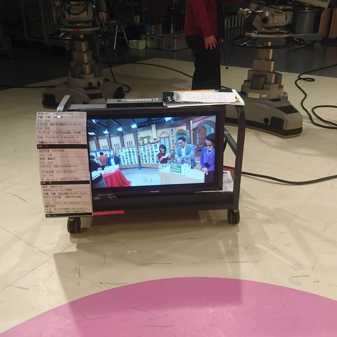新山大さんのインスタグラム写真 - (新山大Instagram)「今日の #ZIPFRIDAY と #5きげんテレビ はクロス生中継があります。 青森放送のスタジオのモニターにテレビ岩手のスタジオの映像が出てるよー！なんか変な感じー！おもしろーい♪ 今年最後の放送。ご覧になって！」12月21日 15時18分 - dai_niiyama