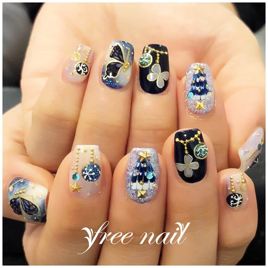 free nail フリーネイルのインスタグラム：「. お客様クリスマスネイル💅🏻🎅🏻🎄✨ . クリスマスネイルの準備はOKですか❓🥰🎄💫✨ . ブルークリスマスネイル🎅🏻🦋💙✨ . ご来店ありがとうございました🙇‍♀️🙇‍♀️🙇‍♀️ . #ネイル #フリーネイル #ネイルアート #ジェルネイル #ネイルサロン #大阪ネイルサロン #ネイルデザイン #ネイルチェンジ #クリスマスネイル #クリスマスデザインネイル #ツリーネイル #リースネイル #バタフライネイル #ラメネイル #ブルーネイル #ホワイトネイル #デザインネイル #トレンドネイル #冬ネイル #美甲 #christmasnails #nailsart #nailsalon #nailsdid #newnails #newnail #freenail」