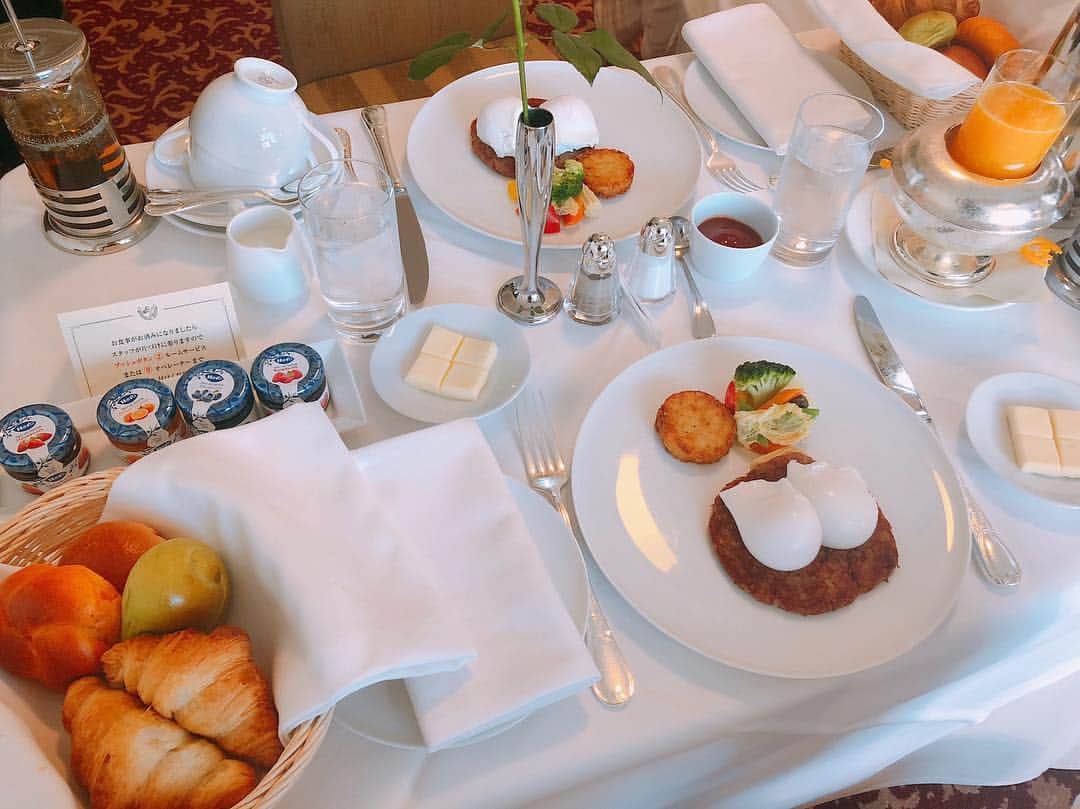 のインスタグラム：「. おはようございます☀ 帝国ホテルに宿泊する時はルームサービス✨ このコーンビーフハッシュとポーチドエッグ🍳が一番好き💕 . #帝国ホテル #朝食 #ルームサービス #ポーチドエッグ #コーンビーフ #ホテル #ホテルご飯 #パン #morning #breakfast #roomservice #hotel #imperialhotel #egg #coffee #tea」