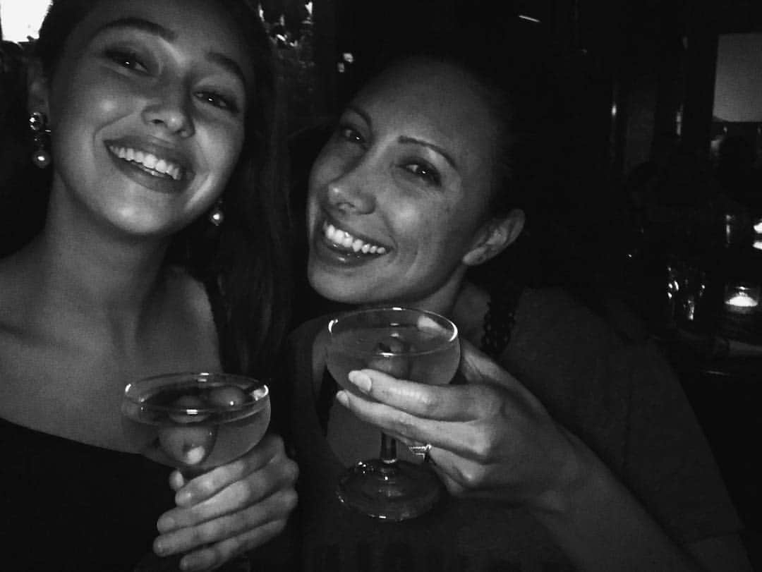 アリシア・デブナム・キャリーのインスタグラム：「Two olives pls. 🍸 💕 @ashleegene」