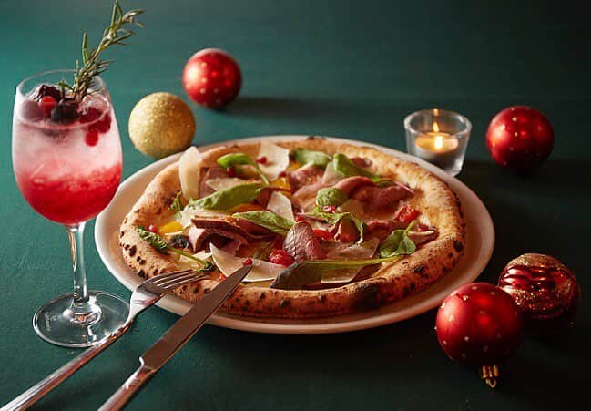 ルミネ公式のインスタグラム：「【本日から5日間限定】 ☆スペシャルなクリスマスセット☆ ・ 800°DEGREES NEAPOLITAN PIZZERIAより 本日12月21日（金）〜12/25日（火）の5日間限定で スペシャルなピッツァ+ドリンクのクリスマスセットをご用意いたします。 ・ ◆ローストビーフのクリスマスピッツァ ビアンカベースにパプリカ、ザクロ、焼き上がりに旨みがつまったローストビーフ、ベビーリーフ、パルミジャーノレジャーノをトッピング。 「赤・白・緑」のクリスマスカラーを表現したインスタジェニックなピッツァ！ ・ ◆クリスマスベリードリンク フランボワーズのゼリーの食感のおもしろさと、ミックスベリーの赤色の美しさが際立つドリンク! ※ジンベースのアルコールとソフトドリンクタイプがございます ・ ☆上記内容のピッツァ（単品1,800円）+ドリンク（単品600円）のセットが2,000円にてお楽しみいただけますのでみなさまのお越しをお待ちいたしております。 ※価格は全て税抜表記です ・ #800degrees #800degreespizza #pizza #ピッツァ #クリスマスイヴ #クリスマス #xmas #クリスマス限定 #限定 #クリスマスセット #クリスマスメニュー #クリスマスパーティー  #クリスマスディナー #ローストビーフ #ベリー #インスタジェニック #インスタ映え #ランチ #カフェランチ#おしゃれランチ #ディナー　 #週末 #3連休 #新宿ランチ #表参道ランチ  #新宿 #南青山 #表参道」