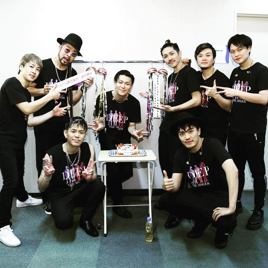 RYOのインスタグラム：「「DEEP LIVE TOUR 2018 ”THE SINGER”」大阪追加公演🔥 ライブ後、サウンドクリエーターさんからのサプライズ🎉 ありがとうございました😭」