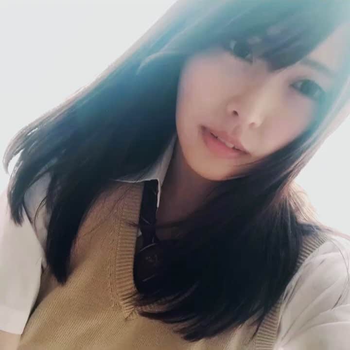 新村あかりのインスタグラム：「制服おさんぽ♥️🤣」