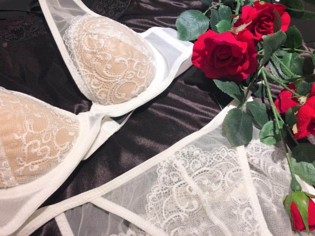 Ravijour札幌4丁目プラザ店のインスタグラム：「#onsale  ナチュラルセクシーな シアーオーバーレイ グラマーアップライトブラ😍💕 本日から開催中の フライングセール対象商品です❣️ 詳しくはBLOG書きました！ TOPのURLから飛んでください✈︎ #ラヴィジュール  #ravijourstaff  #ravijoursapporo  #ravijourofficial」