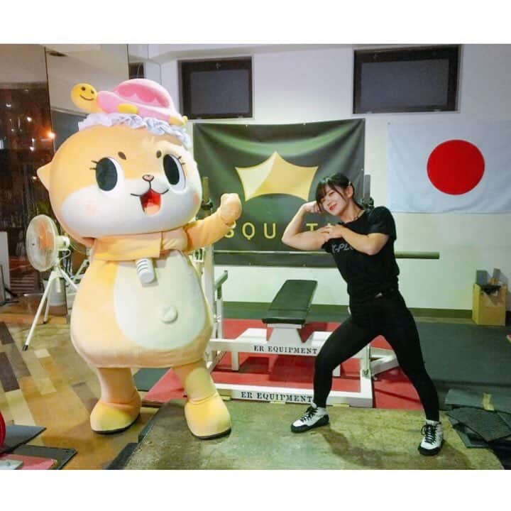 X-PLOSIONさんのインスタグラム写真 - (X-PLOSIONInstagram)「エクスプロージョンと☆ちぃたん☆ですっ☆ ： こんにちは！エクスプロージョンです！ 以前カワウソちぃたんが来てくれたので、一緒に写真を撮って頂きました！！😆 ： 私は子供の頃からコツメカワウソが好きだったので、とても嬉しかったです！！ ： ： ： ちぃたんとの「バイセップスポーズ」のツーショットです！✨ ： ： ちぃたんの公式ツイッター ぜひご覧ください☆ ‪@love2chiitan ‬ ： https://twitter.com/love2chiitan ： ： ： ： ： ： ： ： ： 本日もお読み頂きありがとうございます！✨ サプリメント、ウェアのご購入はこちらから！！➡︎https://x-plosion.jp/ ＿＿＿＿＿＿＿＿＿＿＿＿＿＿＿＿＿＿＿＿＿＿＿＿＿＿＿＿＿＿＿＿ #エクスプロージョン #ホームトレーニー #ダイエット #ボディメイク #フィジーク #ボディビル #筋肉 #筋肉女子 #筋トレ女子 #マッチョ #野球 #ラグビー #ダイエッター #筋トレ #トレーニング #プロテイン女子 #Powerlifting #training #protein #コスパいい #筋肥大 #ソイプロテイン #ムキムキ #妖精 #秋葉原 #アミノ酸 #ちぃたん可愛い #カワウソ #コツメカワウソ #ちぃたん」12月21日 12時41分 - x_plosion_protein