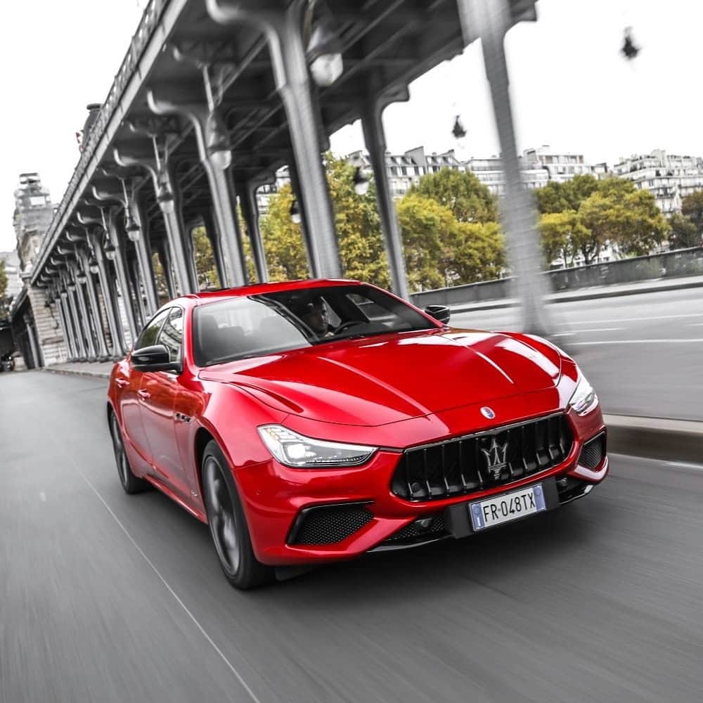 Maserati Japan | マセラティ ジャパンのインスタグラム：「優美な容姿に潜む、研ぎ澄まされたレーシングスピリット。ギブリ グランスポーツは短いドライブでも日常をドラマチックに変える情熱のレースが始まります。‬ #Maserati #マセラティ #MaseratiJapan #マセラティジャパン #Ghibli」