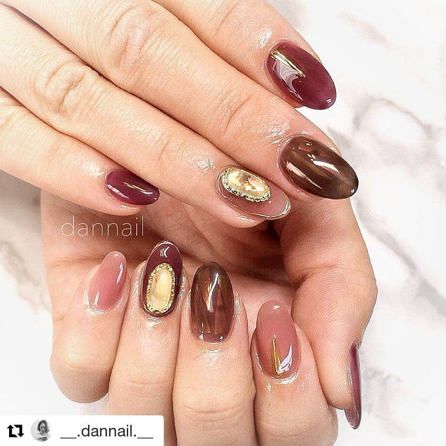 PREGELさんのインスタグラム写真 - (PREGELInstagram)「#Repost @__.dannail.__ (@get_repost) ・・・ see-through❤︎ ﻿ ﻿ ﻿ ﻿ ﻿ 透け感のある レディな色合いで💄🍷💋 ﻿ ﻿ ﻿ ﻿ ﻿ 使用color✴︎﻿ PREGEL Muse﻿ S056スウィートアーモンド S132クリアブラック﻿ PREGEL﻿ 904ディープワイン﻿ 858チュールココア﻿﻿﻿ ﻿ きまぐれピグメント﻿ リキッドメタルゴールド﻿ @pregelofficial ﻿ @preanfaofficial﻿ @kimagure_cat_whim ﻿ フォルム形成✴︎キワまでしっかり✴︎﻿ 反り爪さんもぷっくり美しく仕上げます🌹❤︎﻿ #nail #nails #gelnail #autumnnails #instanail #instanails #instagood #bridalnails #simplenail #nailart #naildesign #ニュアンスネイル #glitternails #JNA認定講師 #トレンドネイル #シンプルネイル #天然石ネイル #pregel #冬ネイル #プリジェル #大理石ネイル #おしゃれネイル #メタリックネイル #キラキラネイル #ニュアンスアート #手書きアート #美甲 #シェルネイル #店頭デモ」12月21日 13時17分 - pregelofficial