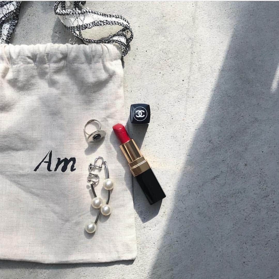 LDL Beautyのインスタグラム：「ldl_beautyldl_beauty. This beauty is @mieeeea____ Thank you so much 👄 . . M.A.Cのクリスマスコフレ プレゼントキャンペーン実施中♡ ①フォロー＆いいねキャンペーン ②リポストキャンペーン 12/22（土）まで!! ーーーーーーーーーーーーーーーー 💎 ・ 最近の👩🏽❤︎ ・ ringはたまたま入ったお店で見つけたringです。 ・ earringは壊れてしまったパールのネックレスで👨🏽が作ってくれたもの。 周りの人に好評で嬉しい。 ・ pierceやearringは女性には欠かせないもの。これからAmでも自分のつけていたいものを👨🏽にかたちにしてもらおうかななんて。ご興味もっていただけたら嬉しいです。 ・ ・ ・ ーーーーーーーーーーーーーーーー #accessory #handmade #cosmetics #chanel #simple #mery #pressblog #likeforlikes #置き画くら部 #ハンドメイド #いいね返し」