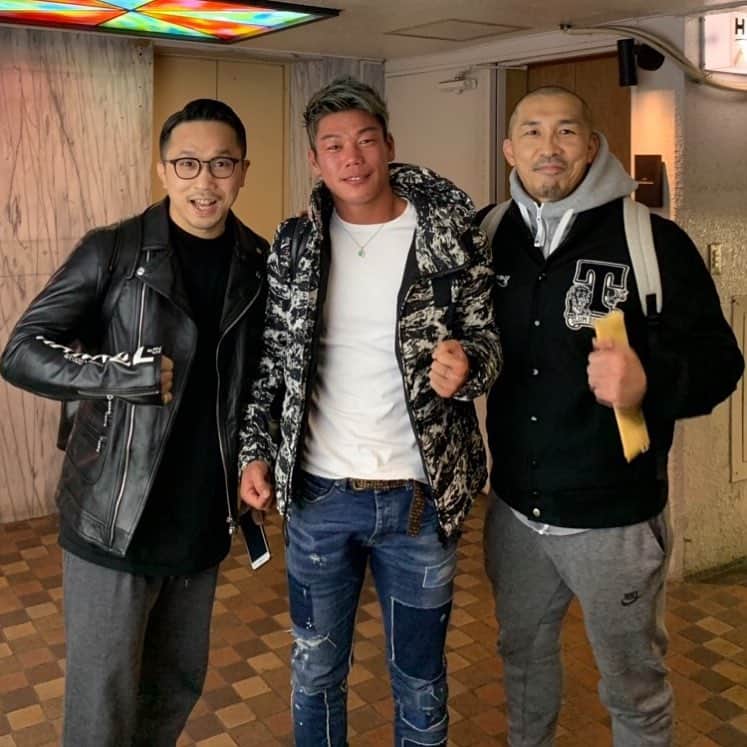 のインスタグラム：「ちょっと前の忘年会 斉藤幸伸丸(日本スーパーウェルター級4位) 勅使河原弘晶(OPBFスーパーバンタム級チャンピオン) 幸伸丸さんの外見と歌声のギャップ爆笑🤣 てっしーも見た目とのギャップ…笑 昔はやんちゃだったらしいけど、めっちゃいい子 笑 ありがとうこざいました🙇‍♂️」