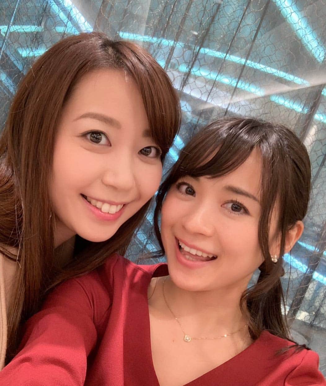 須黒清華のインスタグラム：「同期のみきてぃ @handa_miki と街でばったり！ 写真は笑顔✨ですが、この時お互い疲れてぐったり、近くの椅子に座って休んでたのです（笑） 発見して爆笑🤣 もうお互い歳だね〜なんて話す、入社12年目です♪笑」