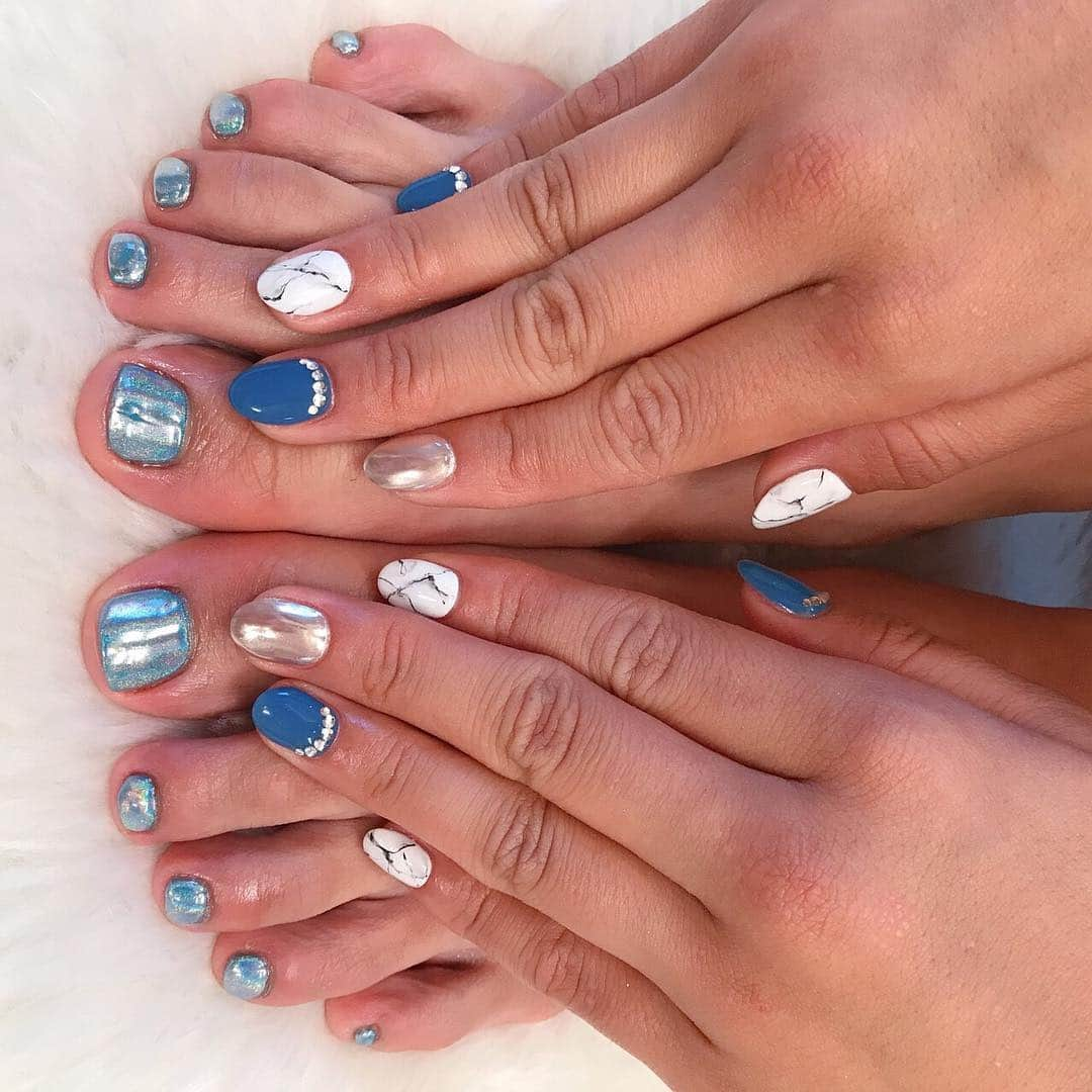 平嶋夏海さんのインスタグラム写真 - (平嶋夏海Instagram)「ネイル納め💅💕 毎回可愛く仕上げてくれるあさみさんに感謝しかない😭💓 今年のネイルの写真まとめました🥰 ミラーネイル多め！お仕事で色が制限される時はベージュ系にしていました💅 あさみさんにプレゼント渡したらその中の私の友達の中でプチ流行してるおいせさんの塩スプレーを気に入ってくれて嬉しい✨ 速いのに取れないし可愛いし本当におススメです❣️ 来年もお世話になります🥰」12月21日 14時16分 - natsuminsta528