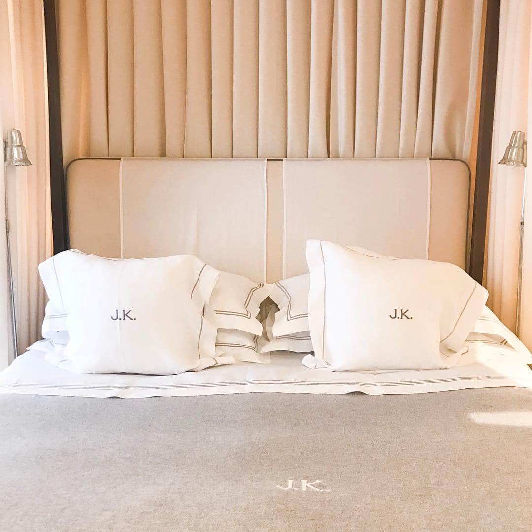 栗田あづみのインスタグラム：「シンプルだけどスタイリッシュなロゴマークが気持ち！ . 旅行中の睡眠は重要。 . リネンからピローのチョイスも豊富 自分に合った快適な睡眠を楽しめます♡ . #luxurytravel #travel #luxuryhotel #hotel #vacation #luxurydestination #luxtination #italy #florence #firenze #design #boutiquehotel  #旅 #ラグジュアリー #ラグジュアリートラベル #ホテル #高級ホテル #バケーション #個人旅行 #イタリア #フィレンツェ #デザイン #ブティックホテル」