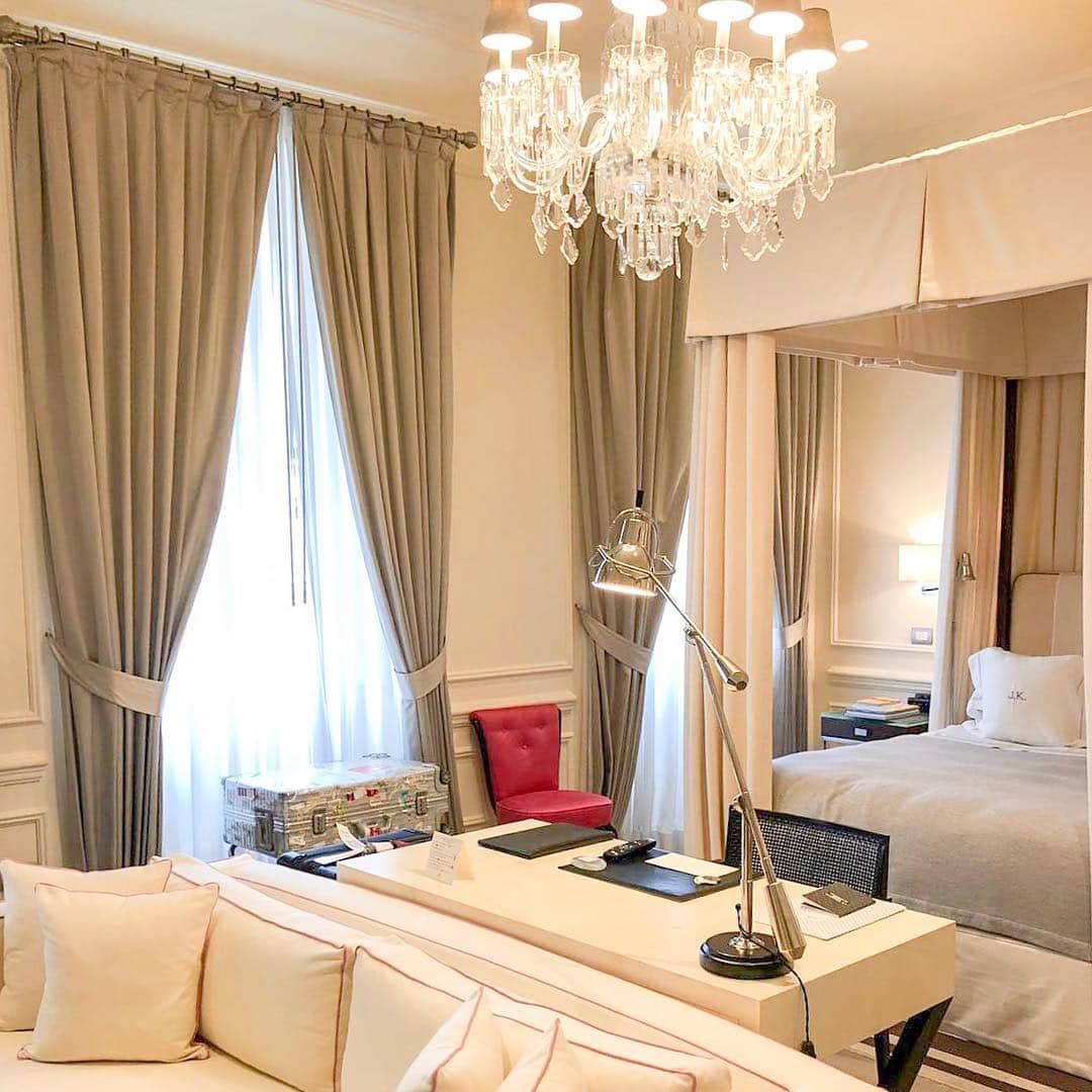 栗田あづみのインスタグラム：「ローマから列車に乗りフィレンツェまで。 . お家に帰宅したような気分にさせてくれる J.K.Place Firenze。 . 温もりを感じるインテリアにほっこり。 . #luxurytravel #travel #luxuryhotel #hotel #vacation #luxurydestination #luxtination #italy #florence #firenze #design #boutiquehotel  #旅 #ラグジュアリー #ラグジュアリートラベル #ホテル #高級ホテル #バケーション #個人旅行 #イタリア #フィレンツェ #デザイン #ブティックホテル」