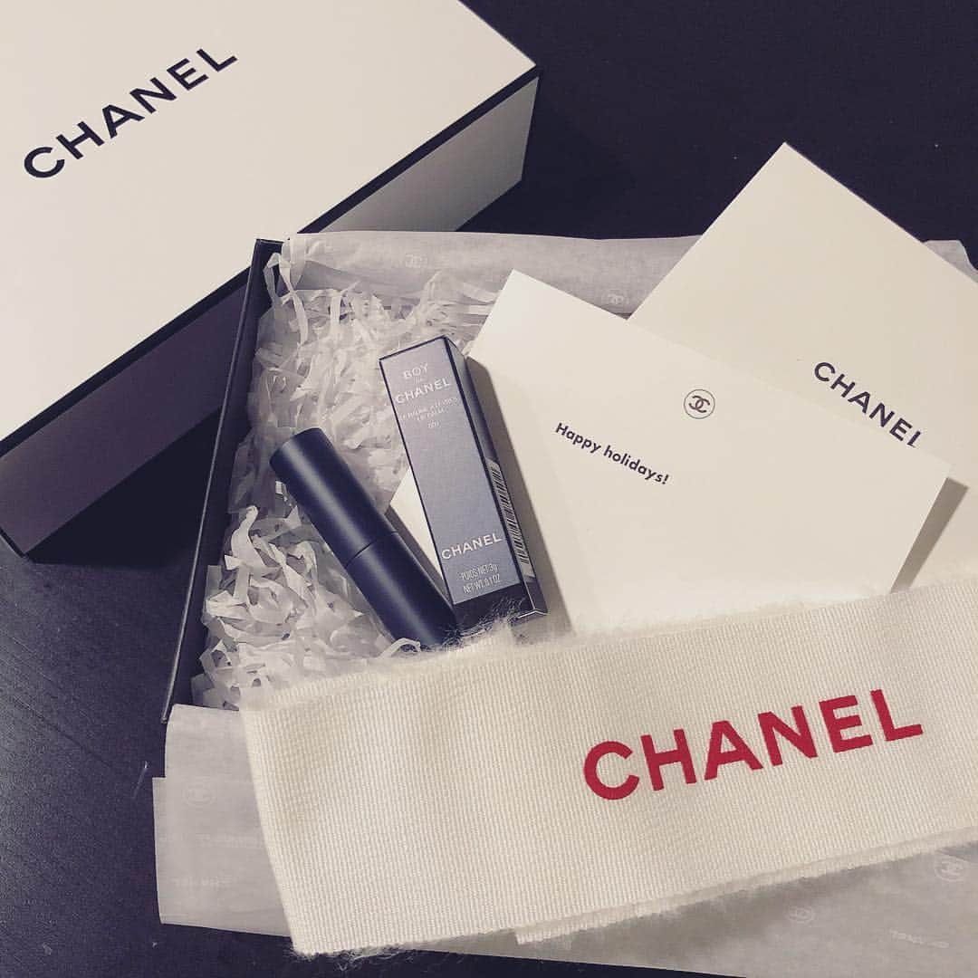 花岡維生のインスタグラム：「〝BOY DE CHANEL〟 日頃の感謝の気持ちを込めて、主人にちょっとしたクリスマスギフトを🎄🎁 シャネル初のメンズコスメ、BOY DE CHANELのリップバーム✨ クリスマス限定のギフトラッピングにテンションが上がっているのは、むしろ私の方でした😂💓笑 そして、一緒に入っていた可愛いステッカーとサンプルは、ちゃっかり頂きました😍笑 Happy holidays❤︎ ＊ #chanel #chanelbeauty  #boydechanel  #gift #感謝の気持ち  #いつもありがとう #happyholidays  #🎄 #🎁 #クリスマスギフト #メンズコスメ #シャネル」