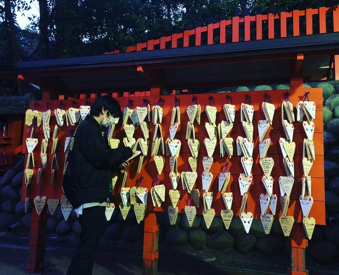 ポッキーのインスタグラム：「伏見稲荷大社で！お参りもできた！ #京都 #疲れた #足がやばい」