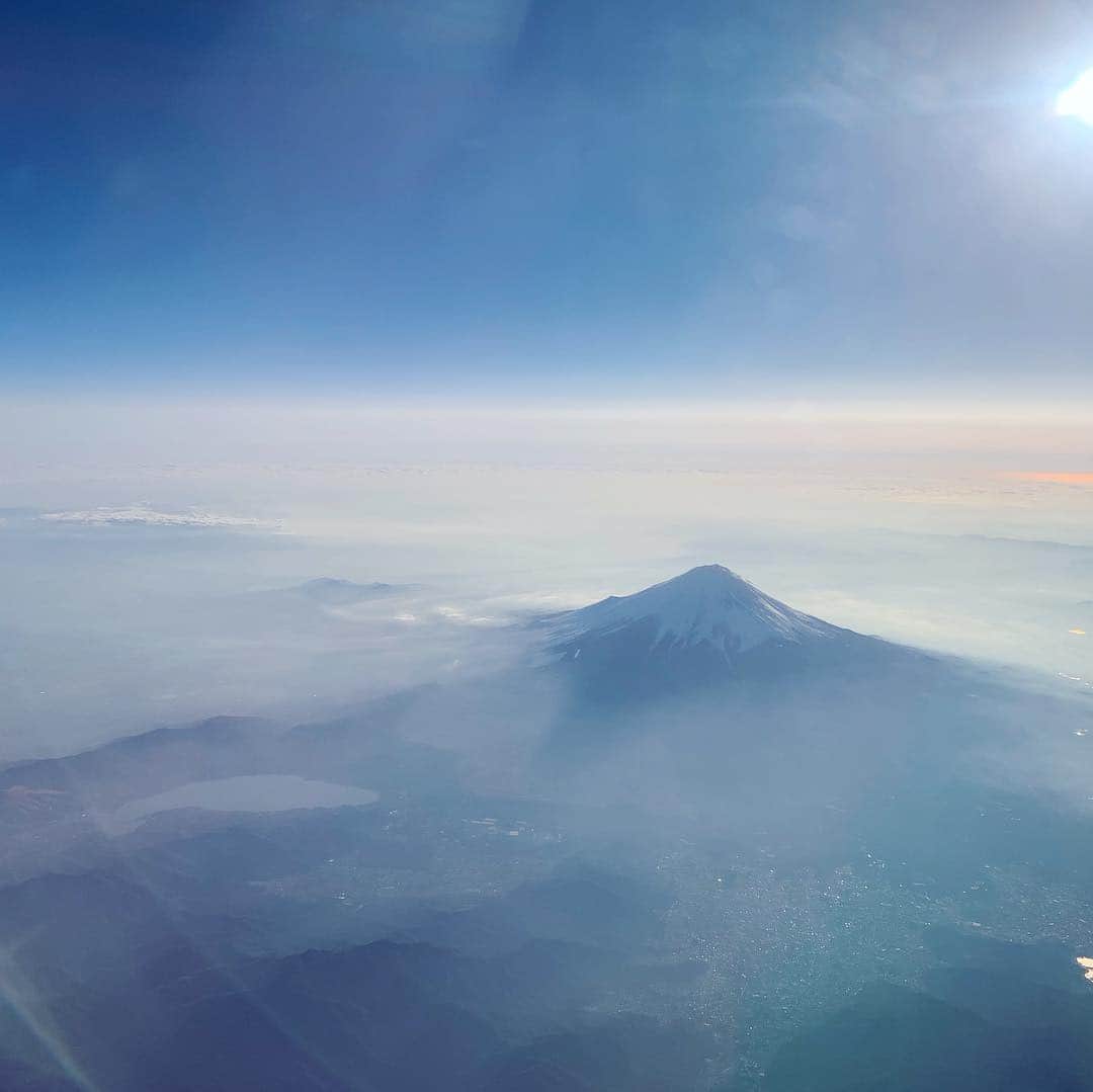 中江有里さんのインスタグラム写真 - (中江有里Instagram)「先週の和歌山が32回目、そして本日年内最後の出張で福岡にやってきました。1年間で計33回の出張でした。 美しい富士山、雲の絨毯を眺めながらの素晴らしい空の旅でした。」12月21日 17時44分 - yurinbow1226