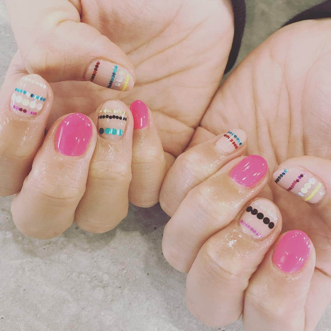 桜井裕美さんのインスタグラム写真 - (桜井裕美Instagram)「新しいネイルにしました。結構派手になってしまいました🥰 ３７歳このネイルで年を越そう💅 #ネイル#ネイルデザイン」12月21日 17時57分 - yumisakurai24