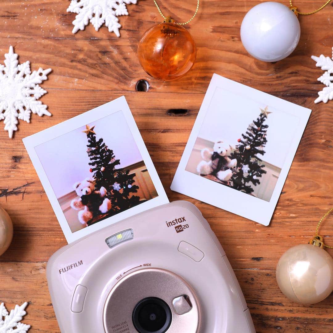 Fujifilm instaxさんのインスタグラム写真 - (Fujifilm instaxInstagram)「.﻿ おしゃれに飾ったクリスマスツリーをチェキに収めて◎﻿ フィルターを使うと、印象がぐっと変化しますよ♪﻿ ﻿ 新しく発売した #SQ20 にフィルムカメラで撮影したような質感を再現する「ノスタルジック」、肌をキレイに見せる「美白」という2種類の静止画専用フィルターを新たに追加しました。ぜひお試しください☆﻿ ﻿ また、チェキの20周年を記念して、チェキがお得に買える“キャッシュバックキャンペーン”や、“チェキ”ファンの方なら誰でもご参加いただける“フォトコンテスト”を開催中です！﻿ 詳しくは @cheki_instax のプロフィールURLからご覧ください☆﻿ ﻿ #instax #instaxcamera #instaxsquare #SQ20 #cheki #チェキ #FUJIFILM #富士フイルム #ノスタルジック #美白 #クリスマスツリー #クリスマス #xmas #飾り付け #クリスマスツリー飾り付け #チェキのある生活」12月21日 18時12分 - cheki_instax