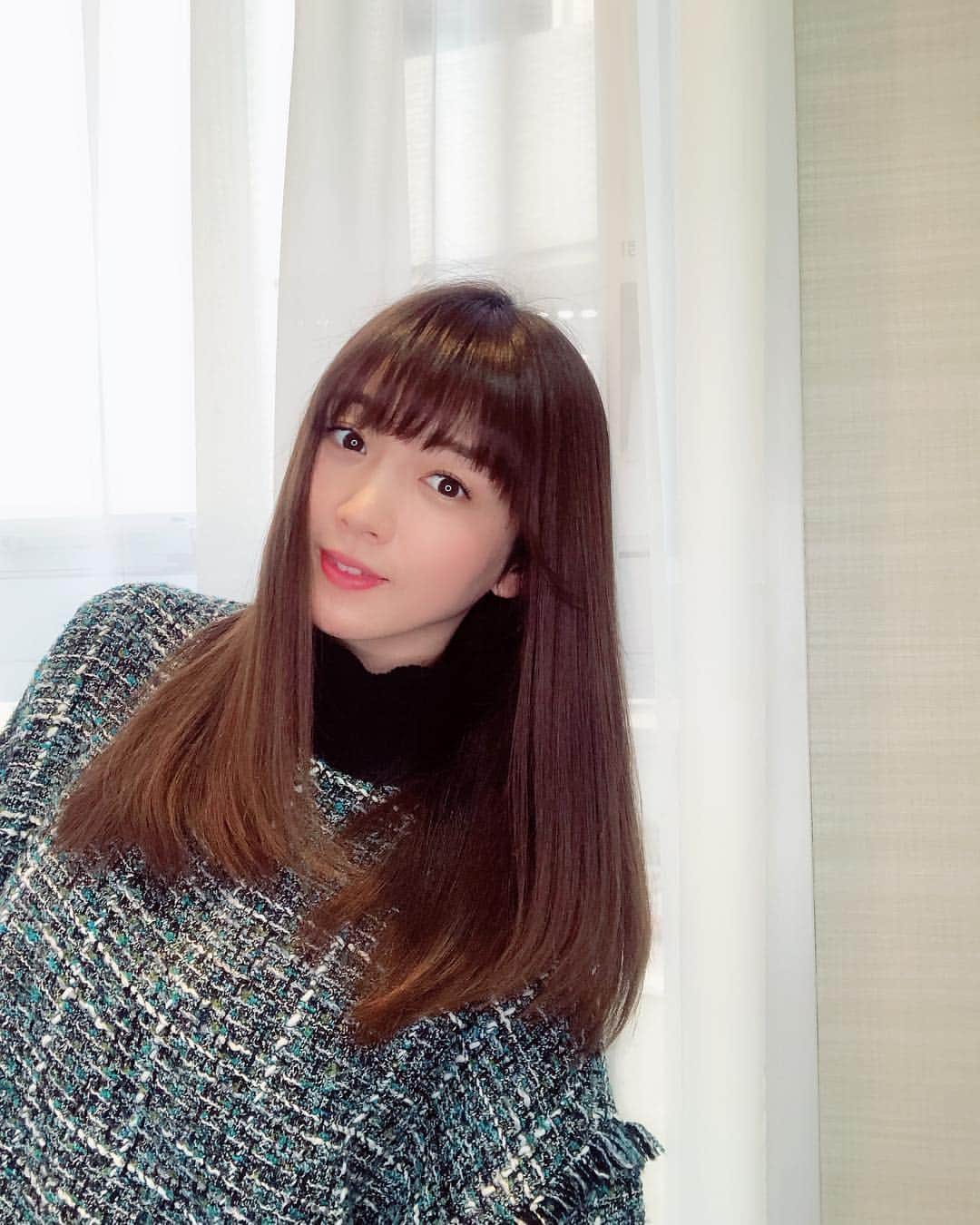 のインスタグラム：「. 年越しに向けて髪もスッキリさせてきました！ 繊細な部分までこだわってカットしてくれるので いつも安心してお任せしています🤗 今回も艶々サラサラヘアーになりました♪いい気分〜💕 @yujiyamane #loana」