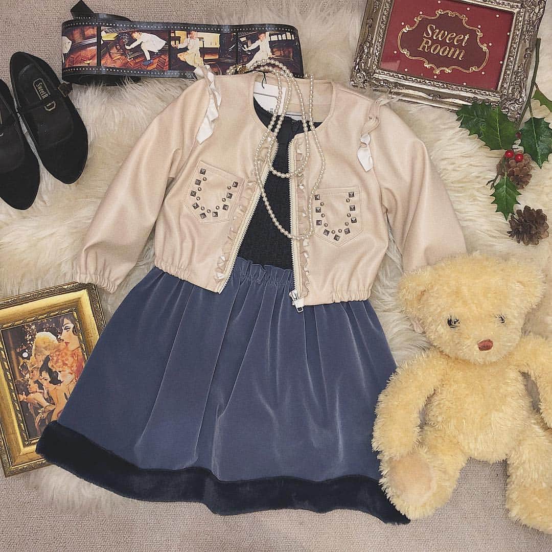 SweetRoom1ST. officialのインスタグラム：「お台場店 . ❤︎Recommend coordinate❤︎ 🌼ショートフリルブルゾン¥16,800+tax→¥10,080+tax（40%OFF） 🌼ニットソーベロアドレス ￥15,000+tax→¥9,000+tax （40%off） . 📌店内一部商品を除き 40%offにて販売しております。 現金書留でのご注文も承ります。 お気軽にお問い合わせ下さい♪ . . #sweetroom #SweetRoom1ST #kidsfashion #kidswear #christmas #coordinate #ig_kids #vintagefashion  #kids_japan #kidsmodel #japan #instagood #时尚 #ベビー服 #子供服 #キッズファッション #お台場ヴィーナスフォート #ファッション #クリスマス #ワンピース #置き画くら部」