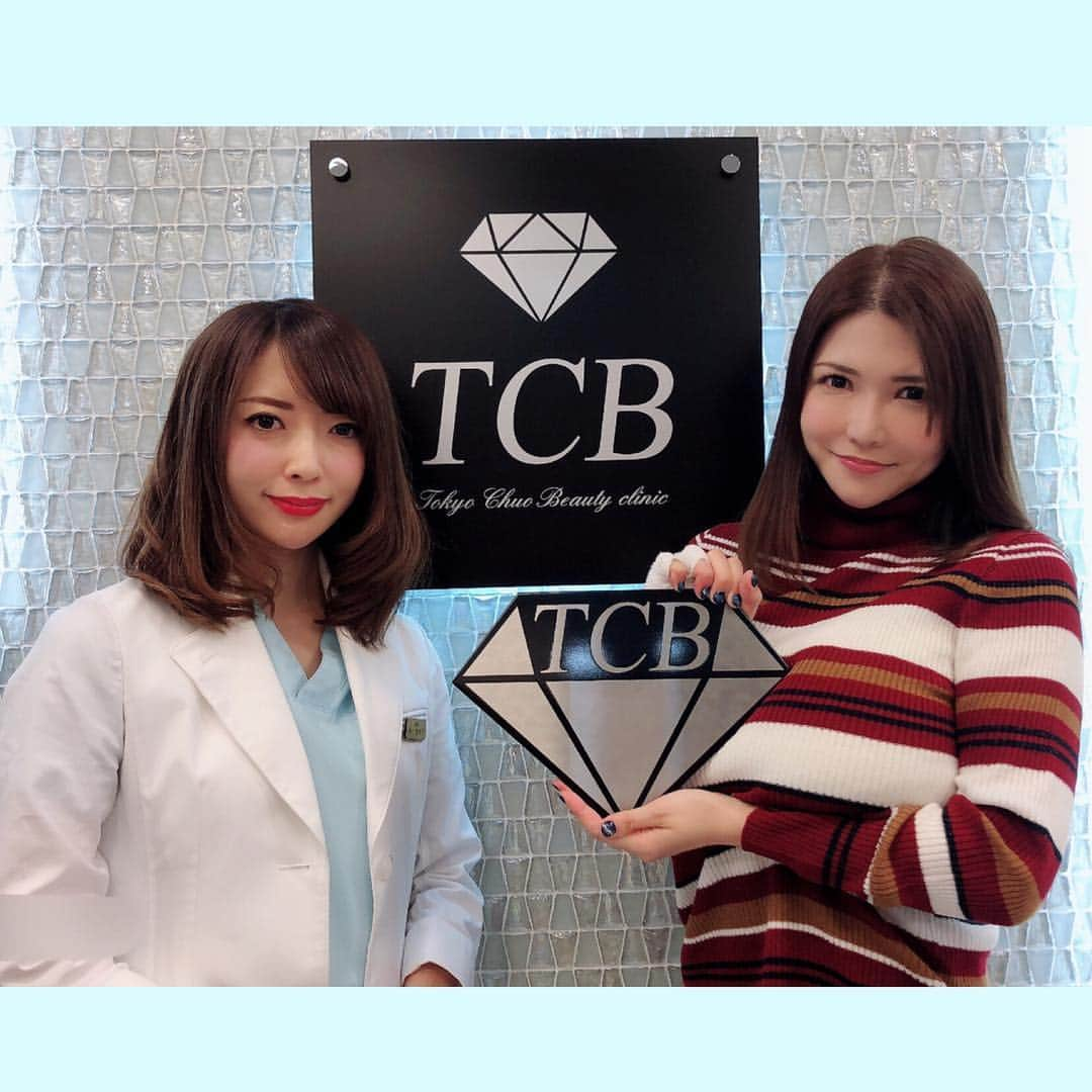 沖田杏梨さんのインスタグラム写真 - (沖田杏梨Instagram)「前から気になっていた初TCBに来ました👩‍⚕️* 友達も沢山受けてるTCB式小顔美肌再生の効果が凄いから、皆の経過を見て自分も受けてみようと思いました笑✨* * 全然痛くなかったのにはビックリ😳* 先生がいろんな角度から細かく診察して決定してくれたし、丁寧で迅速だったのには満足です！ 私はかなり腫れやすい体質なんですが、、1~2時間で普通になりました。全く腫れない人もいるらしい。 そしてそのまま外をマスクなしで普通に歩けました。凄いな最近の技術は。。* * 敏腕美人女医の井上真梨子先生  @drinouemariko  が担当してくれました。 * ミス・ワールドジャパンの公式ドクターもしているらしくて信頼してやって貰えました。 あまりに良かったので他の施術も興味津々笑😁* * ちなみに！ 沖田杏梨のインスタ見た！って言ってクリニックに行くとかなり良い(dﾟωﾟd)事になるみたいです。* カナリでしたのでお忘れなく👍🏻笑* * 左スワイプでBefore、After見れます☆ (5時間しか経ってない)* Swipe left so you can see the before after(Only 5hours passed) *  ﾟ･*:.｡.＊.:*･ﾟ.:*･ﾟ＊  TCB Nakano Clinic Dr. Mariko Inoue 's careful and quick technique was great. I was interested in this "TCB small face regenerating beautiful skin" lift-up. Cuz quite a lot of my friends are taking this! It swell scarcely! My face got tightend👍🏻👍🏻👍🏻 If you say "I saw Anri's Instagram" you may get something very SPECIAL there. plz ask them!! * * #東京中央美容外科中野院  #東京中央美容外科  #美容外科 #中野 #tcb式小顔美肌再生  #リフトアップ  #井上真梨子  #ミスワールド #PR」12月21日 19時30分 - anri_okita