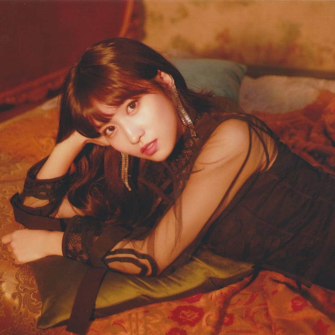 モモさんのインスタグラム写真 - (モモInstagram)「♡ [Scan] 181221 - 2019 Season’s Greetings -  #MOMO #트와이스 #모모 #平井もも #もも #TWICE © tsanat」12月21日 20時31分 - momojype