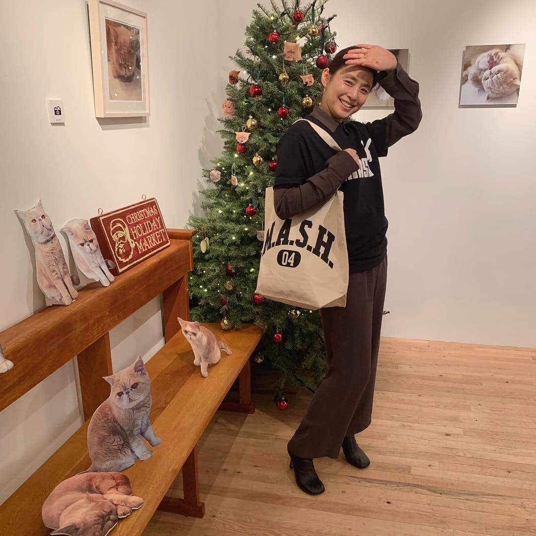 石田ゆり子さんのインスタグラム写真 - (石田ゆり子Instagram)「マッシュ展に行きました。 ヘアメイク岡野瑞恵ちゃんの 箱入り息子マッシュ。 可愛い写真と、Ｔシャツと ビッグトートをgetしました👻😊 等身大パネルが可愛くて これが欲しいんですけどと 言ってみたら非売品でした👀」12月21日 20時42分 - yuriyuri1003