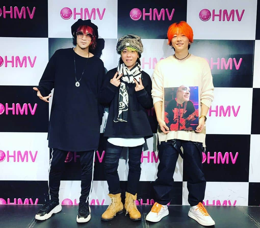 Ikuoさんのインスタグラム写真 - (IkuoInstagram)「ブルハチHMV ESOLA IKEBUKUROインストアイベント無事終了！お越しのみなさんありがとう‼️なんと司会に元ベーマガ編集長近藤さんを迎え楽しい時間になりました！今年一年ブルハチを応援してくれたみんなありがとう！!来年もよろしく！！ #bullzeichen88  #マチュピチュ2 #ikuo」12月21日 20時41分 - ikuobass