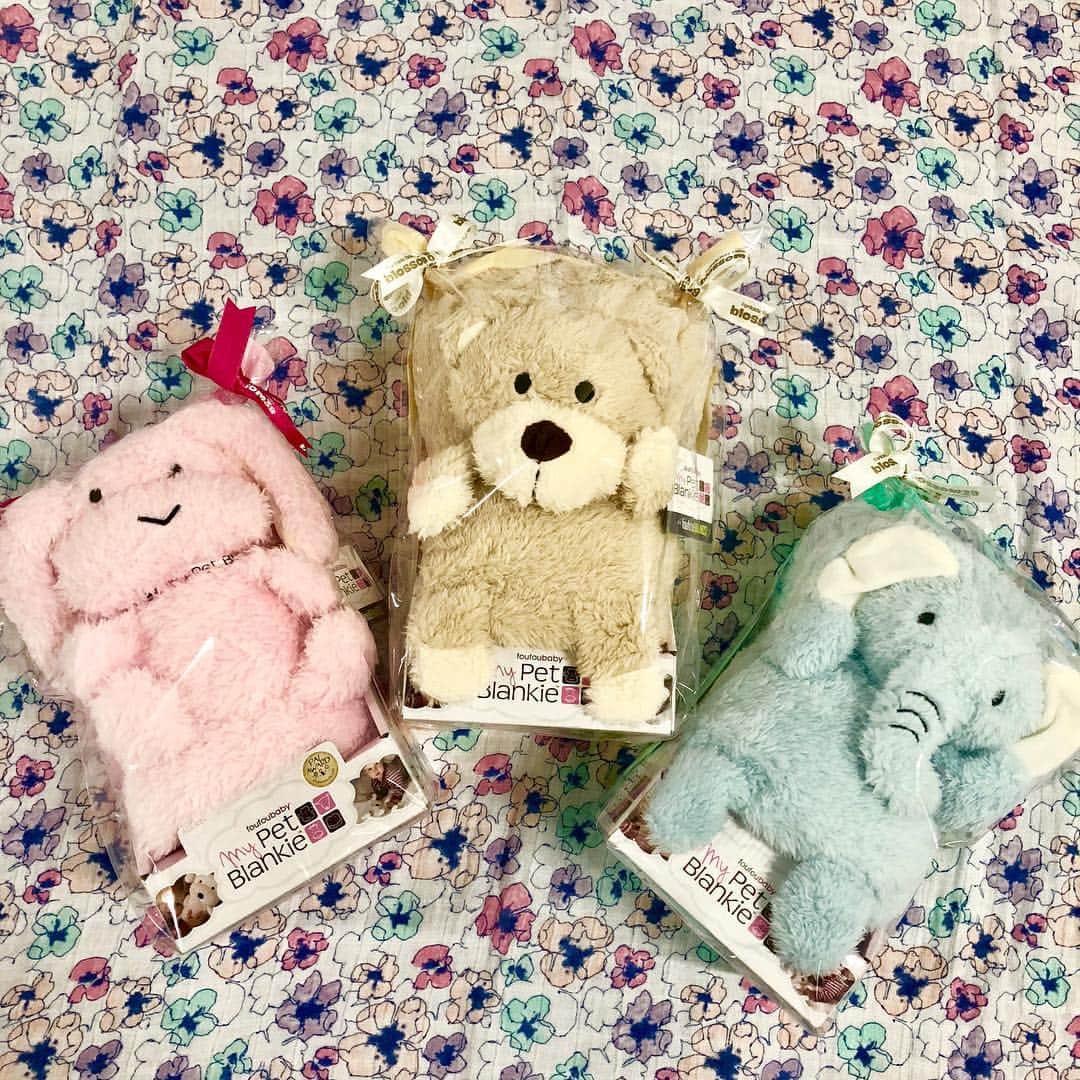 blossom39_officialのインスタグラム：「foufoubaby〈フーフーベイビー〉のマイペットブランケットは「ブランケット」「ぬいぐるみ」「枕」として使える3WAY仕様。  ふわふわな手触りはお子様のお気に入りになること間違いなしです！！ お昼寝やお出掛け、ドライブ、ピクニックなど、様々なシーンでお使いください。  #blossom39 #ブロッサム39  #赤ちゃんのいる生活  #フーフーベイビー #ブランケット #ギフト #出産祝い」
