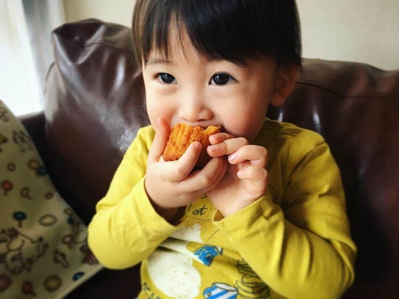 青木佳音のインスタグラム：「・ 🍅 ・ 今日のおやつはちょっと特別🐻💝 ・ 実はこれお野菜から作られていて栄養満点の優れもの。 ・ 《アレルギー特定7品目不使用 》なので小さい子どもにも安心だし、おまけに《機械を使わないハンドメイド》という素晴らしいリア充スイーツ👏 ・ お野菜の持つ甘みを最大限に活かした優しい味わいで大人でも美味しく頂けます♡ ・ お野菜嫌いな先生も思わずニヤニヤ。頂戴って言ったら凄まじい勢いで完食された。笑 ・ しかし、おやつで栄養バランスとれるって最強だね🥰 ・ ・ ・ @mogsuru_slowmuffin #instagood #instadaily #instafood #food #sweet #snacktime #yummy #baby #babyboy #kids #handmade #muffin #vegetables #healthy #momlife #親バカ部 #野菜 #体に美味しい #おやつ #マフィン #育児 #男の子ママ #2歳児ごはん #栄養満点 #2歳児 #幼児食 #野菜嫌い #完食 #赤ちゃんのいる生活 #至福の時間」