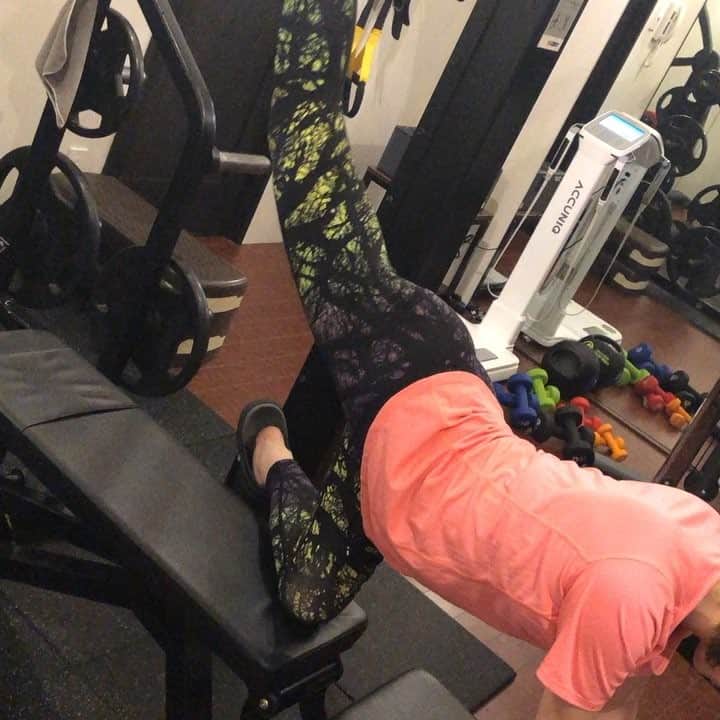 のインスタグラム：「汗がいつもより出たぁ😊 #personaltrainer#gym#step#溶岩浴#筋トレ#筋トレ女子」