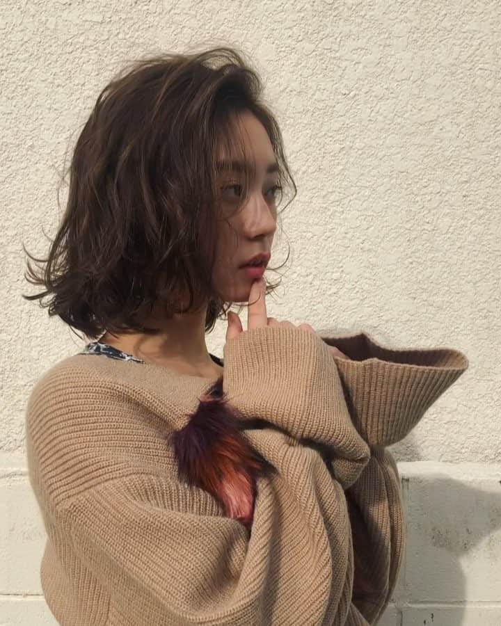 渡部幸也のインスタグラム：「水曜日の昼間も、火曜日に引き続き作品撮りをさせていただきました📸 朝から作品撮りにご協力していただくモデルさんに、毎度ながら本当に感謝です🙇🙇🙇 柔らかめなミディアムボブで、ルーズでラフなカールが可愛いです✨ 今回は特に顔周りの産毛まで可愛くってのが、個人的な裏テーマでした🙆‍♂️ 12月も残すとこ、後10日です。 毎日たくさんご予約、本当にありがとうございます😭 まだタイミング的に予約をおとり出来る枠もありますので、ネットから取れない場合はサロンにお問い合わせしてみてください📞 それでは最終日まで頑張りますので、皆さまからのご予約、お待ちしています🙇  #ヘアスタイル #ヘア #髪型 #ヘアカタログ #ヘアセット #ヘアアレンジ #パーマ #カラー #ヘアカラー #hair #グラデーションカラー #代官山美容室 #代官山美容院 #美容学生 #サロン #中目黒美容室 #中目黒美容院 #モデル #サロンモデル #lala__hair #ヘアメイク #メイク #中目黒 #代官山 #恵比寿 #渋谷 #ar_magazine #murua #emoda #snidel」