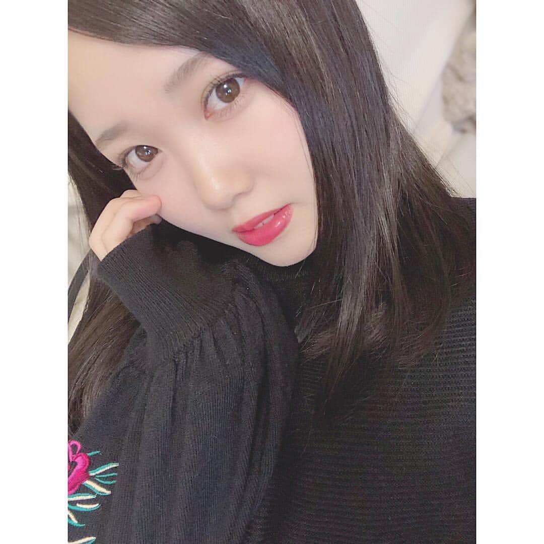 のインスタグラム：「雰囲気変えてみた🤭🖤 . . 3枚載せたので みてみてね！ . #神宿  #関口なほ  #アイドル  #黒髪  #black」