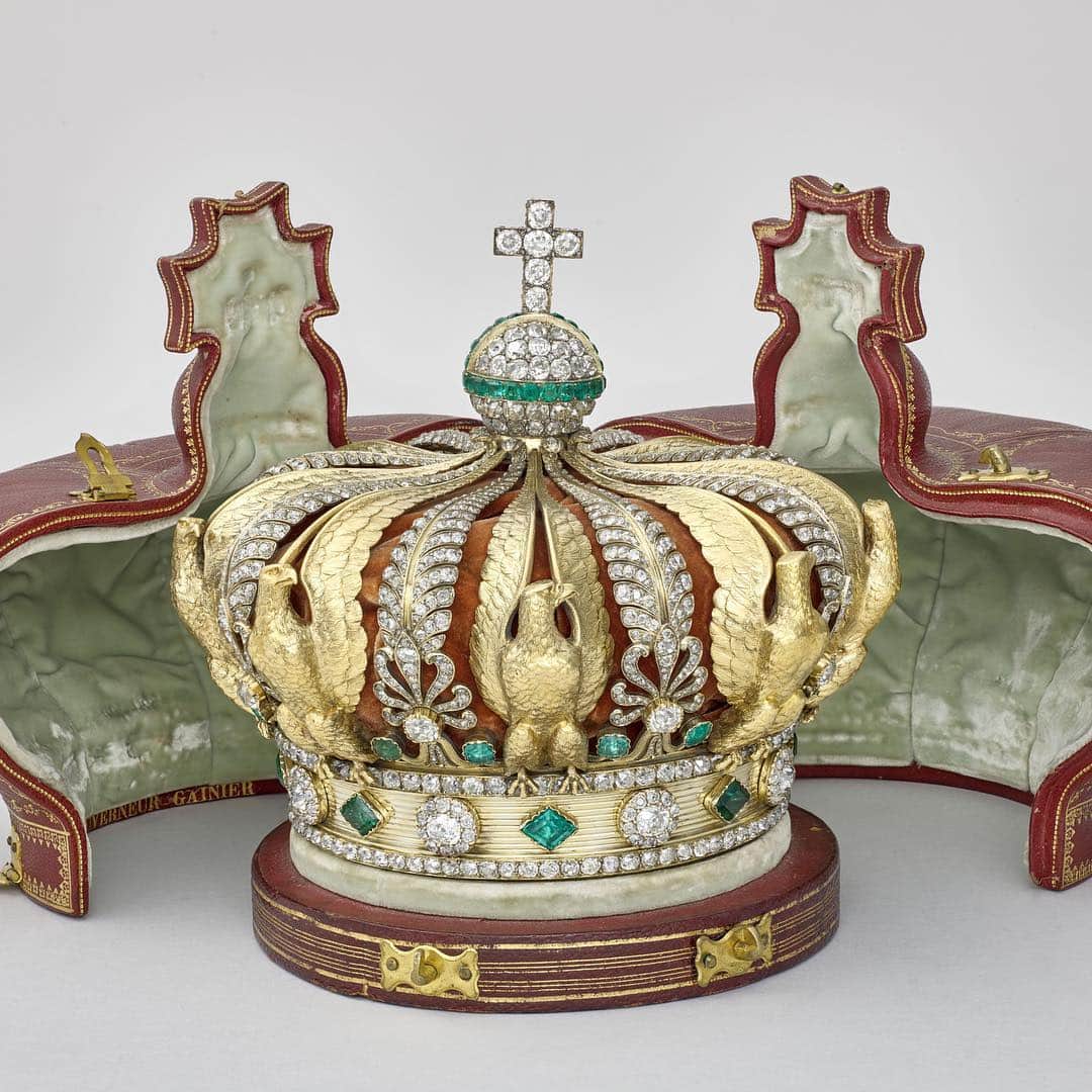 のインスタグラム：「. 🇫🇷 Vendredi c’est #LaModeAuLouvre ! 📯Lors de l'Exposition universelle de Paris en 1855, Napoléon III voulut impressionner le monde entier en présentant les diamants de la Couronne. 👑Alexandre-Gabriel Lemonnier fut chargé de réaliser cette couronne de l'Impératrice Eugénie avec une partie de ces diamants. 💎Cette couronne est composée de 2480 diamants et 56 émeraudes. 🦅Les arceaux, en or ciselé, sont formés de huit aigles alternant avec de longues feuilles de laurier sorties de palmettes. Elles sont faites de diamants dont un gros au centre et sont flanquées de deux émeraudes.🌿 🌐Au sommet des arceaux, un globe en diamants et émeraudes est surmonté d'une croix composée de six brillants.✝️ - 🌎Today is #FashionDay at The Louvre! 📯For the Paris Universal Exposition of 1855, Napoleon III decided to impress the whole world by exhibiting the Crown diamonds. 👑Alexandre-Gabriel Lemonnier was chosen to produce this crown of Empress Eugénie with part of these stones. 💎This crown is composed of 2,480 diamonds and 56 emeralds. 🦅The arches, made of chased gold, are formed by eight eagles alternating with long laurel leaves issuing from palmettes. These are composed of several diamonds with one larger diamond in the center. Each palmette is flanked with two emeralds.🌿 🌐A diamond and emerald globe topped with a cross surmounts the arches.✝️ - 📷 © RMN - Grand Palais (Musée du Louvre) / Stéphane Maréchalle . . . . #museedulouvre #louvre #louvremuseum」