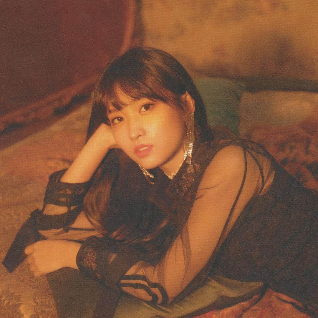 モモさんのインスタグラム写真 - (モモInstagram)「♡ [Scan] 181222 - 2019 Season’s Greetings Photobook -  #MOMO #트와이스 #모모 #平井もも #もも #TWICE © tsanat」12月22日 9時14分 - momojype