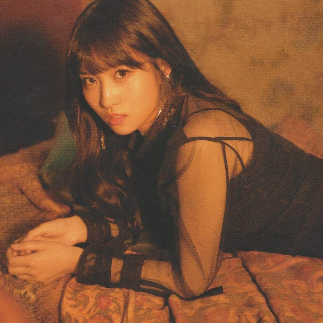 モモさんのインスタグラム写真 - (モモInstagram)「♡ [Scan] 181222 - 2019 Season’s Greetings Photobook -  #MOMO #트와이스 #모모 #平井もも #もも #TWICE © tsanat」12月22日 9時14分 - momojype