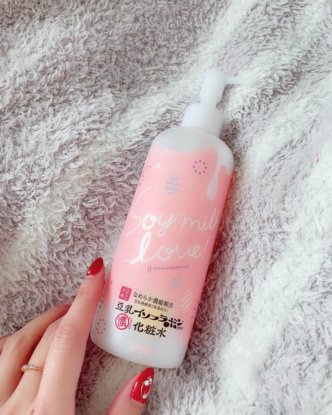 美波千夏さんのインスタグラム写真 - (美波千夏Instagram)「おはようございます💓 愛用している『なめらか本舗』に限定ビッグボトルが登場🥳女の子が大好きな淡いピンクにポップなデザインがかわいいですよね💓🍭 .  泊まりに来た友達も気兼ねなくたっぷり使ってくれるから嬉しい✨なめらか本舗はサラサラなのに潤うから、私は顔のスキンケアだけじゃなくて、あまりべたつかせたくないお出かけ前にも足や手にも使ってます♪ .  今なら @nameraka_honpo をフォローして、この限定BIGボトルと一緒の写真を、 #SoymilkLove と #なめらか本舗 をつけて投稿すると、「とろんと濃ジェル薬用美白」が100人にあたるキャンペーンもやってるみたい！💁‍♀️ . . .  #PR」12月22日 9時15分 - chinatsu_minami