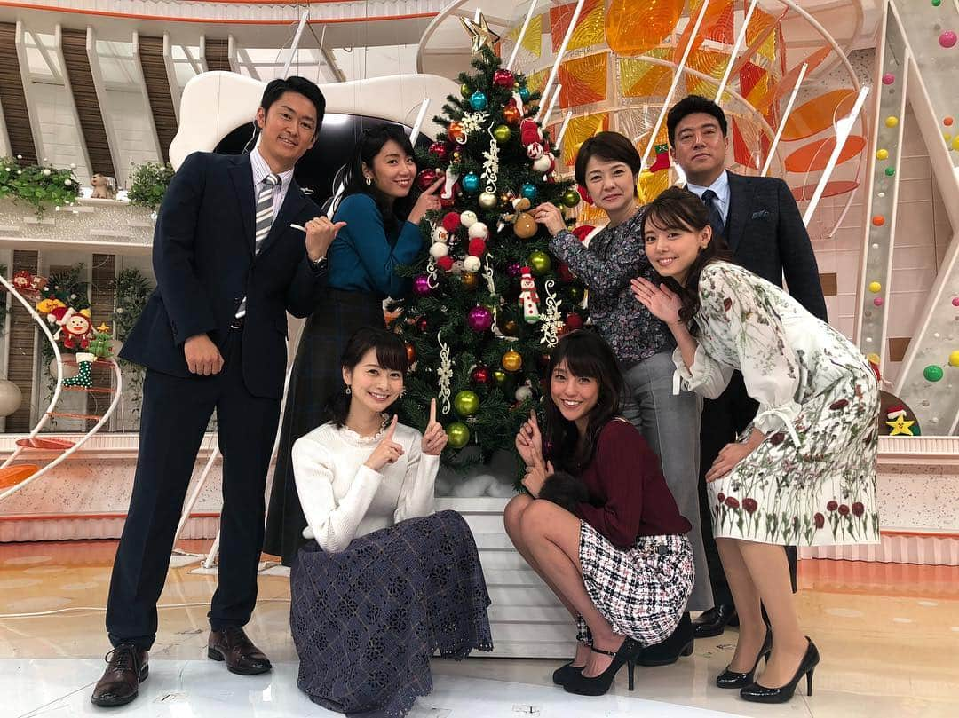 岡副麻希さんのインスタグラム写真 - (岡副麻希Instagram)「🎄 今朝も#めざましどようび ありがとうございました‼︎☺️ オンエア終わりにクリスマスツリーを囲んで ハッピークリスマス🎅💘 、  とっても可愛い装飾でトキメキました🥰  #賑やか#わいわい#クリスマスツリー  FODにて『#きっと伝わるストーリー』も配信中です‼︎ 伝わりますように✨#FOD」12月22日 9時31分 - maki_okazoe_official