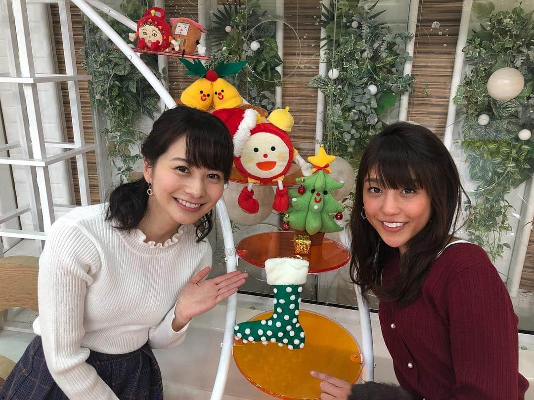 岡副麻希さんのインスタグラム写真 - (岡副麻希Instagram)「🎄 今朝も#めざましどようび ありがとうございました‼︎☺️ オンエア終わりにクリスマスツリーを囲んで ハッピークリスマス🎅💘 、  とっても可愛い装飾でトキメキました🥰  #賑やか#わいわい#クリスマスツリー  FODにて『#きっと伝わるストーリー』も配信中です‼︎ 伝わりますように✨#FOD」12月22日 9時31分 - maki_okazoe_official