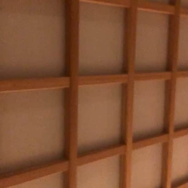 ほむら名古屋のインスタグラム：「#名古屋焼肉といえばほむらだがや ﻿﻿﻿﻿﻿﻿ ﻿﻿﻿﻿﻿﻿﻿﻿ ﻿ ﻿ ﻿ 『いらっしゃいませ〜😌』﻿ ﻿ ﻿ 本日は、ほむら自慢の水の流れる素敵な個室のご紹介です。ただ、美味しいものを食べるだけではなく、心地のよい空間で、素敵な時間を過ごしてみて下さい。最高の贅沢な瞬間を味わってみてほしいです😃﻿ ﻿ ﻿ 素敵な日になる事、間違いなし😊😊﻿ ﻿ ﻿ 何かと忙しい今時期だからこそ、美味しいものを食べて、心を休める事もありだと思います✌🏻✨﻿ ﻿ ﻿ 本日も、ご来店お待ちしております😌﻿ ﻿ ﻿ By テラノ🐻♡﻿ ﻿ ﻿ ﻿ A５ランクの近江牛が食べれるのはほむら名古屋がNo1‼️﻿ 本日もほむら名古屋店でお待ちしております✨﻿ ﻿ 🌸忘年会シーズン到来🌸﻿ 幹事の皆さーん✨﻿ 2018年忘年会シーズンきましたよ‼️﻿ ・ゴージャス個室あり﻿ ・団体様フロア完備﻿ ・そしてほむらのお土産ありetc…﻿ もうカンペキなお店です♡﻿ ﻿ 受付開始しており混み合っておりますのでお早めに🙇‍♂️🙇‍♀️﻿ ﻿ ﻿ ﻿ ほむら名古屋店﻿ ﻿ #ほむら#homura#名古屋#肉テロ#肉﻿ ﻿ #ほむら#homura#名古屋#肉テロ#肉﻿﻿ #焼肉 #焼肉ランチ #大須 #大須観音 #上前津 ﻿ #テスト勉強 #部活 #グルメ #グルメ好きな人と繋がりたい #お誕生日会 #デート #ディナー #個室 #名古屋居酒屋 #居酒屋 #雰囲気の良いお店 #カルビ #ステーキ #牛タン ﻿ #店長テラノは最高の笑顔だった」